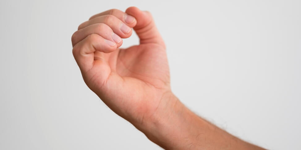 ¿Por qué aparecen manchas blancas en las uñas?